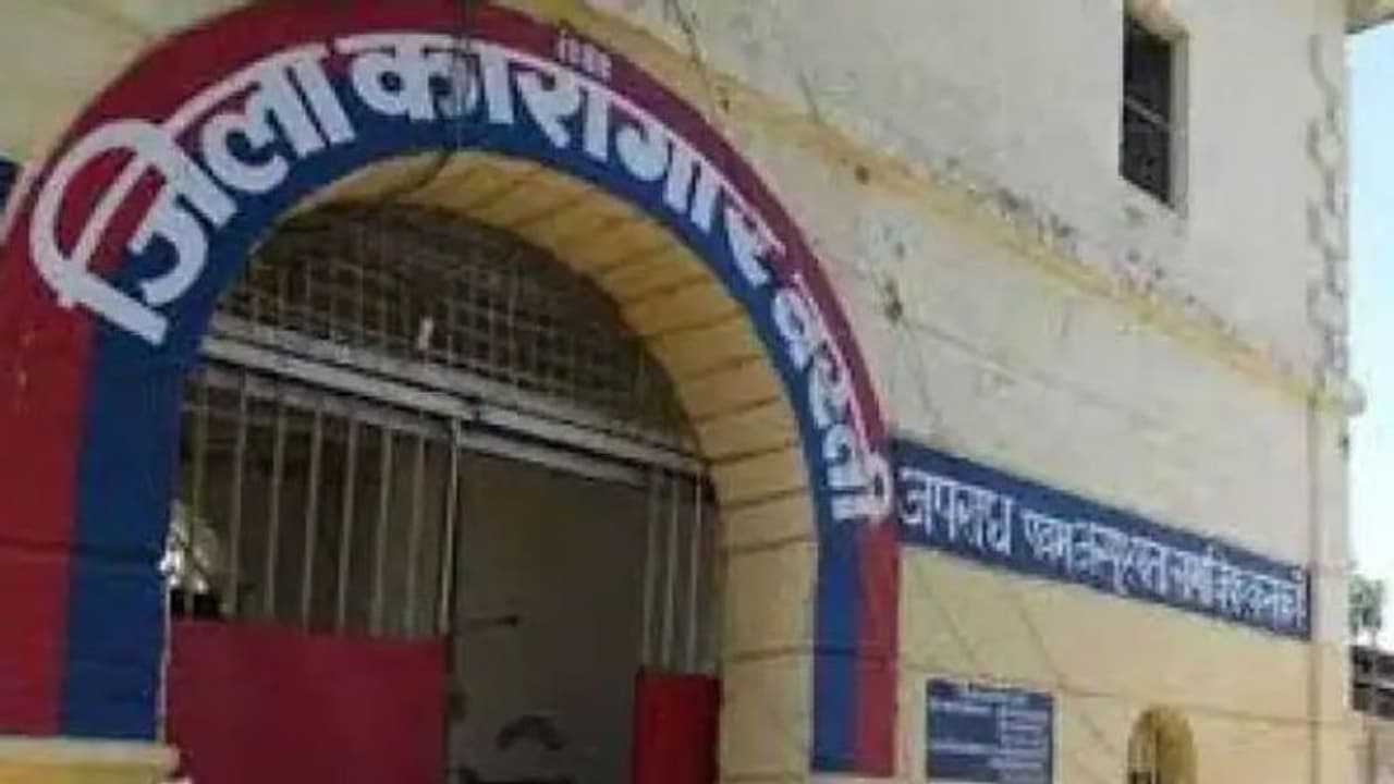 बस्ती: अवैध स्मैक और गांजा तस्करी मामले में युवक को भेजा था जेल, अचानक हुई मौत के बाद जेल अधीक्षक हुए निलंबित बस्ती: अवैध स्मैक और गांजा तस्करी मामले में युवक को भेजा था जेल, अचानक हुई मौत के बाद जेल अधीक्षक हुए निलंबित