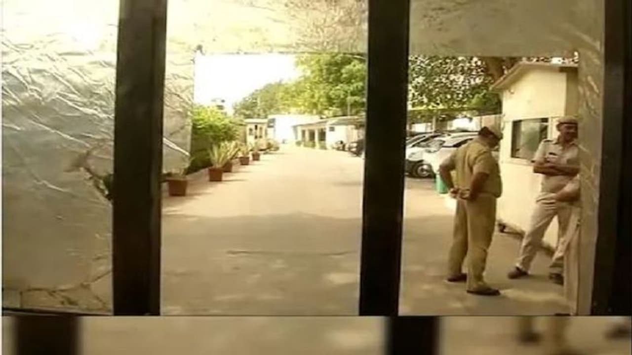 हरदोई में पिता ने बड़े बेटे के साथ मिलकर छोटे बेटे को जमकर पीटा, जानिए क्या है पूरा मामला हरदोई में पिता ने बड़े बेटे के साथ मिलकर छोटे बेटे को जमकर पीटा, जानिए क्या है पूरा मामला