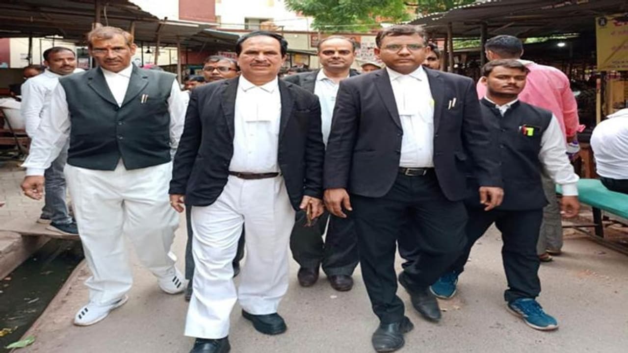 ज्ञानवापी परिसर में मिले शिवलिंग की पूजा को लेकर हुई सुनावई, दोनों पक्षों ने पेश की दलील ज्ञानवापी परिसर में मिले शिवलिंग की पूजा को लेकर हुई सुनावई, दोनों पक्षों ने पेश की दलील