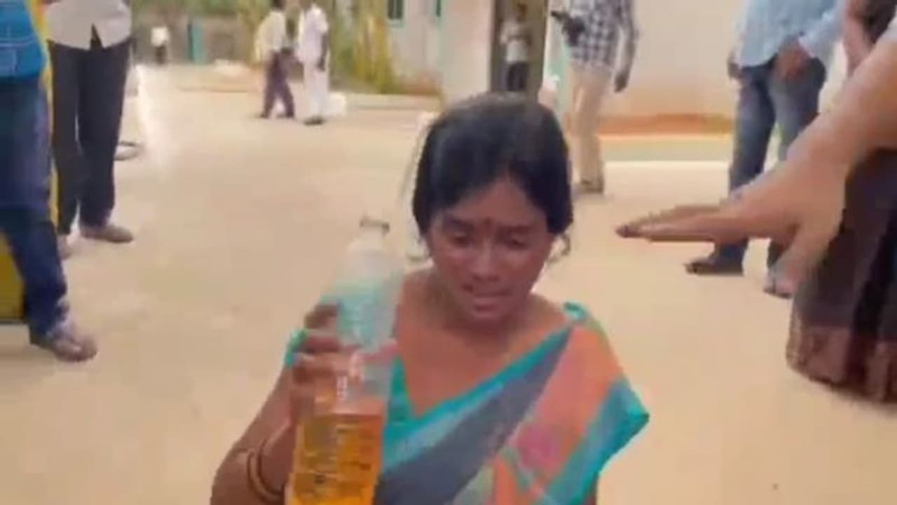 మున్సిపల్ కమీషనర్ వేధిస్తున్నాడంటూ... పల్నాడు కలెక్టరేట్ ఎదుట మహిళ ఆత్మహత్యాయత్నం