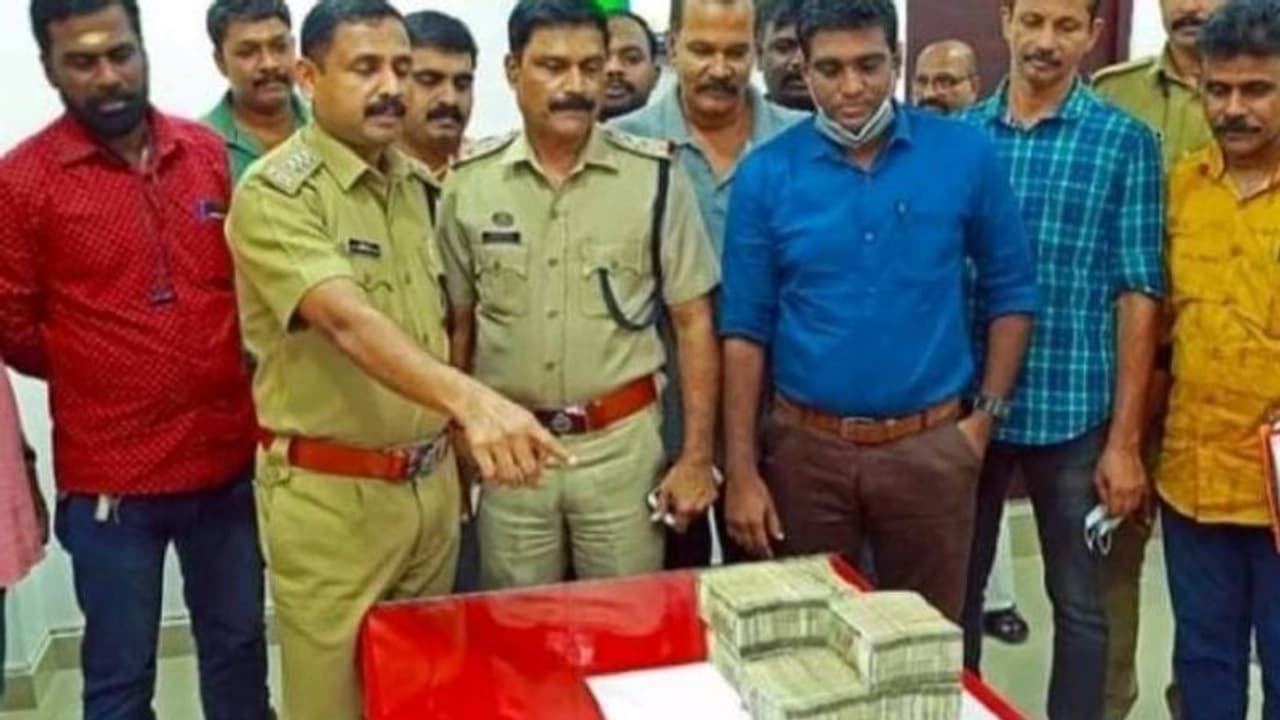 ചാക്കിൽ കെട്ടി ചിമ്മിനിയിൽ ഒളിപ്പിച്ച കോടികളുടെ സ്വർണ്ണവും പണവും മോഷണം പോയി, കണ്ടെടുത്ത് എടപ്പാളിൽ നിന്ന് ചാക്കിൽ കെട്ടി ചിമ്മിനിയിൽ ഒളിപ്പിച്ച കോടികളുടെ സ്വർണ്ണവും പണവും മോഷണം പോയി, കണ്ടെടുത്ത് എടപ്പാളിൽ നിന്ന്