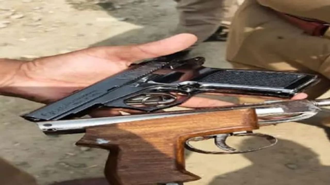 இந்து முன்னனி நிர்வாகி வீட்டில் 2 கை துப்பாக்கிகள் பறிமுதல்..! கோவையில் பரபரப்பு