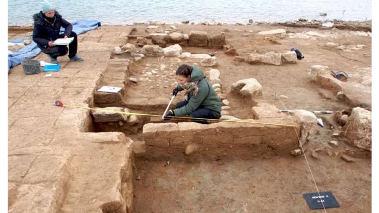 നദി വറ്റിവരണ്ടപ്പോള് ഉയര്ന്നുവന്നത് മഹാത്ഭുതം, 3400 വര്ഷം പഴക്കമുള്ള ഗംഭീര നഗരം! നദി വറ്റിവരണ്ടപ്പോള് ഉയര്ന്നുവന്നത് മഹാത്ഭുതം, 3400 വര്ഷം പഴക്കമുള്ള ഗംഭീര നഗരം!