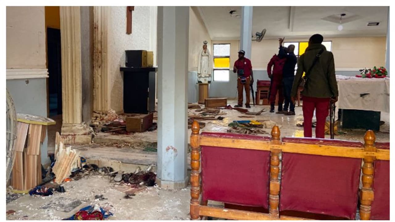 നൈജീരിയൻ പള്ളിയിൽ ഞായറാഴ്ച കുർബാനക്കിടെ തോക്കുധാരികൾ ഇരച്ചെത്തി വെടിയുതിർത്തു, 50 പേർ കൊല്ലപ്പെട്ടു നൈജീരിയൻ പള്ളിയിൽ ഞായറാഴ്ച കുർബാനക്കിടെ തോക്കുധാരികൾ ഇരച്ചെത്തി വെടിയുതിർത്തു, 50 പേർ കൊല്ലപ്പെട്ടു