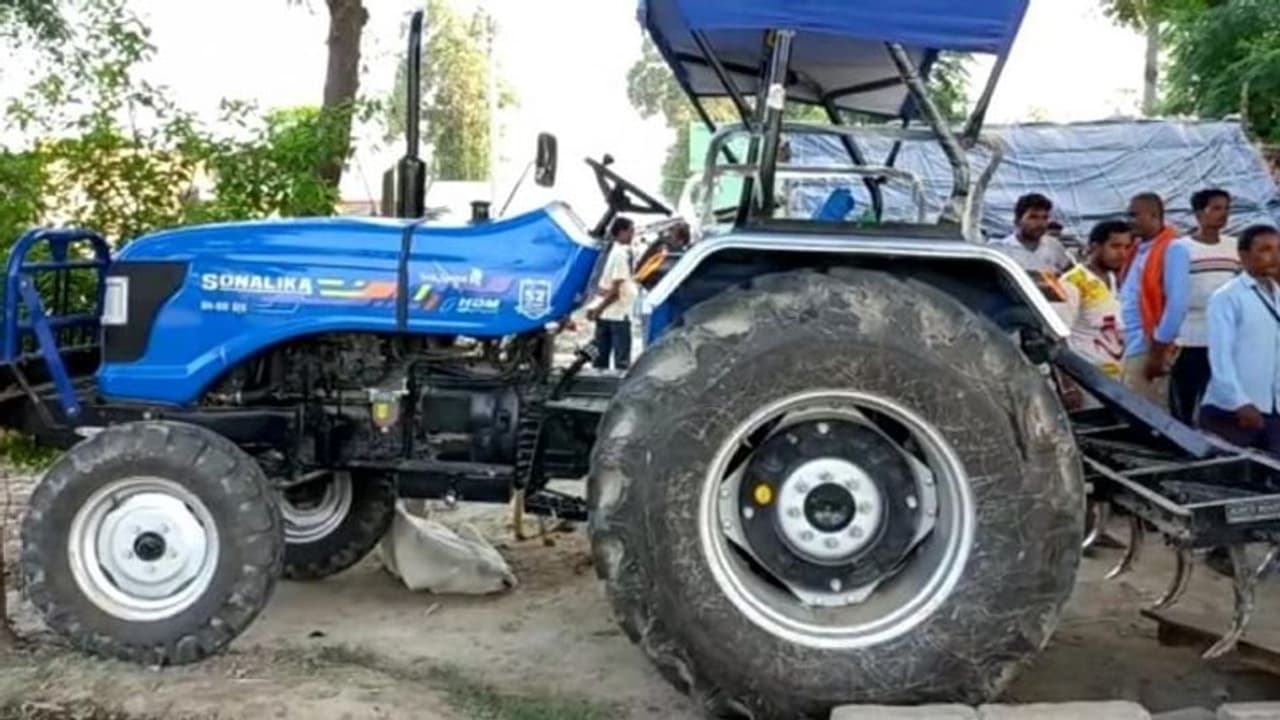 गोंडा में बाग में सो रहे बाप और बेटे पर चढ़ गया ट्रैक्टर, जानिए फिर क्या हुआ गोंडा में बाग में सो रहे बाप और बेटे पर चढ़ गया ट्रैक्टर, जानिए फिर क्या हुआ