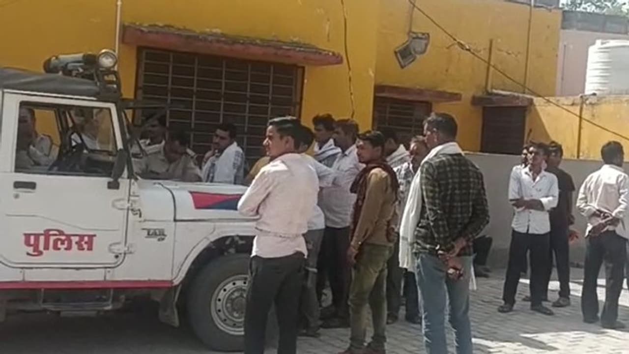 राजस्थान से दिल को झकझोर देने वाली खबर: बुजुर्ग महिला की भूख से तड़प तड़पकर मौत, पीट से चिपका हुआ था पेट राजस्थान से दिल को झकझोर देने वाली खबर: बुजुर्ग महिला की भूख से तड़प तड़पकर मौत, पीट से चिपका हुआ था पेट