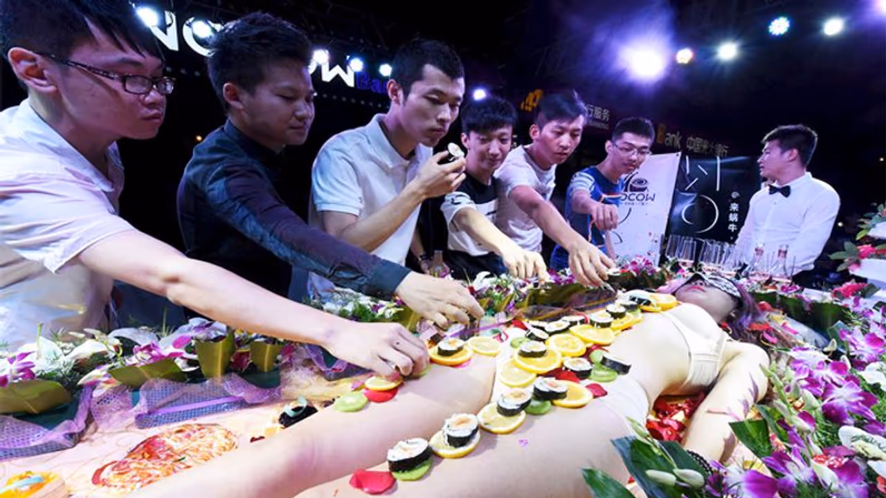 ಈ ರೆಸ್ಟೋರೆಂಟ್‌ನಲ್ಲಿ ಯುವತಿಯ ಬೆತ್ತಲೆ ದೇಹವೇ ಪ್ಲೇಟ್, ಭರ್ಜರಿ ಡಿನ್ನರ್‌ಗೆ 2.58 ಲಕ್ಷ ರೂ!