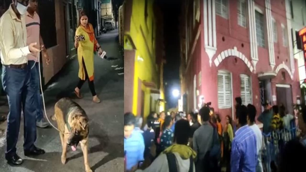 মমতা বন্দ্যোপাধ্যায়ের বাড়ি থেকে ঢিল ছোঁড়া দূরত্বে ভয়াবহ খুনের ঘটনা! দম্পতির রক্তাক্ত দেহ উদ্ধার মমতা বন্দ্যোপাধ্যায়ের বাড়ি থেকে ঢিল ছোঁড়া দূরত্বে ভয়াবহ খুনের ঘটনা! দম্পতির রক্তাক্ত দেহ উদ্ধার