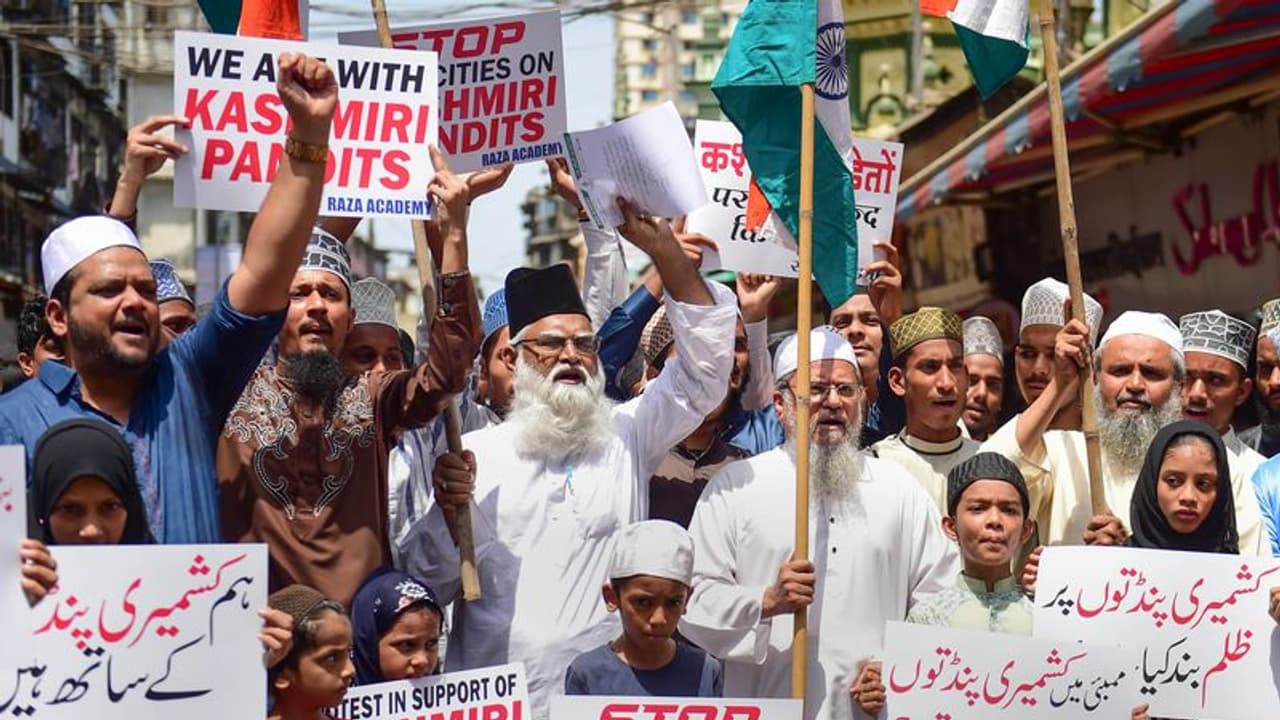 Target killing के बाद सुरक्षाबलों की ताबड़तोड़ कार्रवाई, कुपवाड़ा में लश्कर के 2 आतंकी ढेर Target killing के बाद सुरक्षाबलों की ताबड़तोड़ कार्रवाई, कुपवाड़ा में लश्कर के 2 आतंकी ढेर