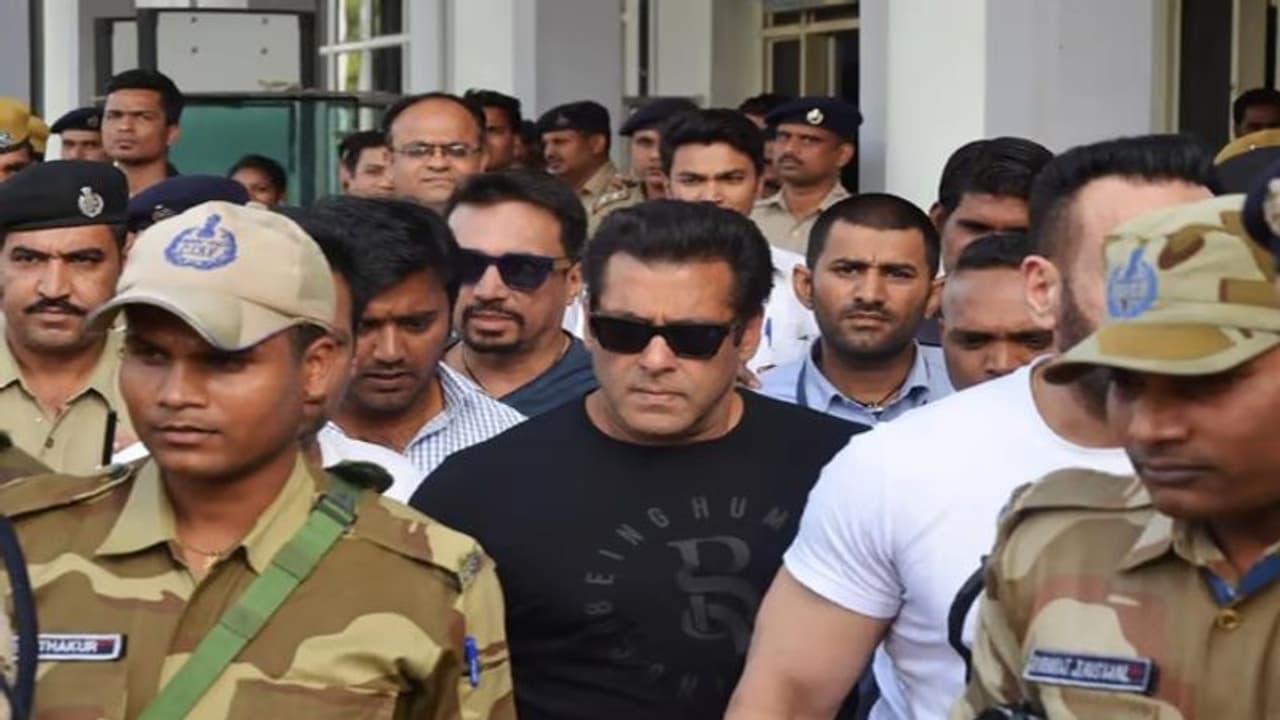 ఫ్యాన్స్ లో ఆందోళన, భద్రతా వలయంలో సల్మాన్ ఖాన్, కట్టుదిట్టమైన ఏర్పాట్లు చేసిన ప్రభుత్వం ఫ్యాన్స్ లో ఆందోళన, భద్రతా వలయంలో సల్మాన్ ఖాన్, కట్టుదిట్టమైన ఏర్పాట్లు చేసిన ప్రభుత్వం