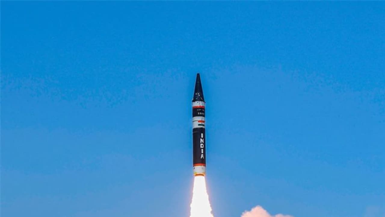 चीन को चैलेंज: 4000 किमी की रेंज तक 'दुश्मनों' के छक्के छुड़ाने वाली अग्नि 4 बैलेस्टिक मिसाइल की सफल टेस्टिंग चीन को चैलेंज: 4000 किमी की रेंज तक 'दुश्मनों' के छक्के छुड़ाने वाली अग्नि 4 बैलेस्टिक मिसाइल की सफल टेस्टिंग