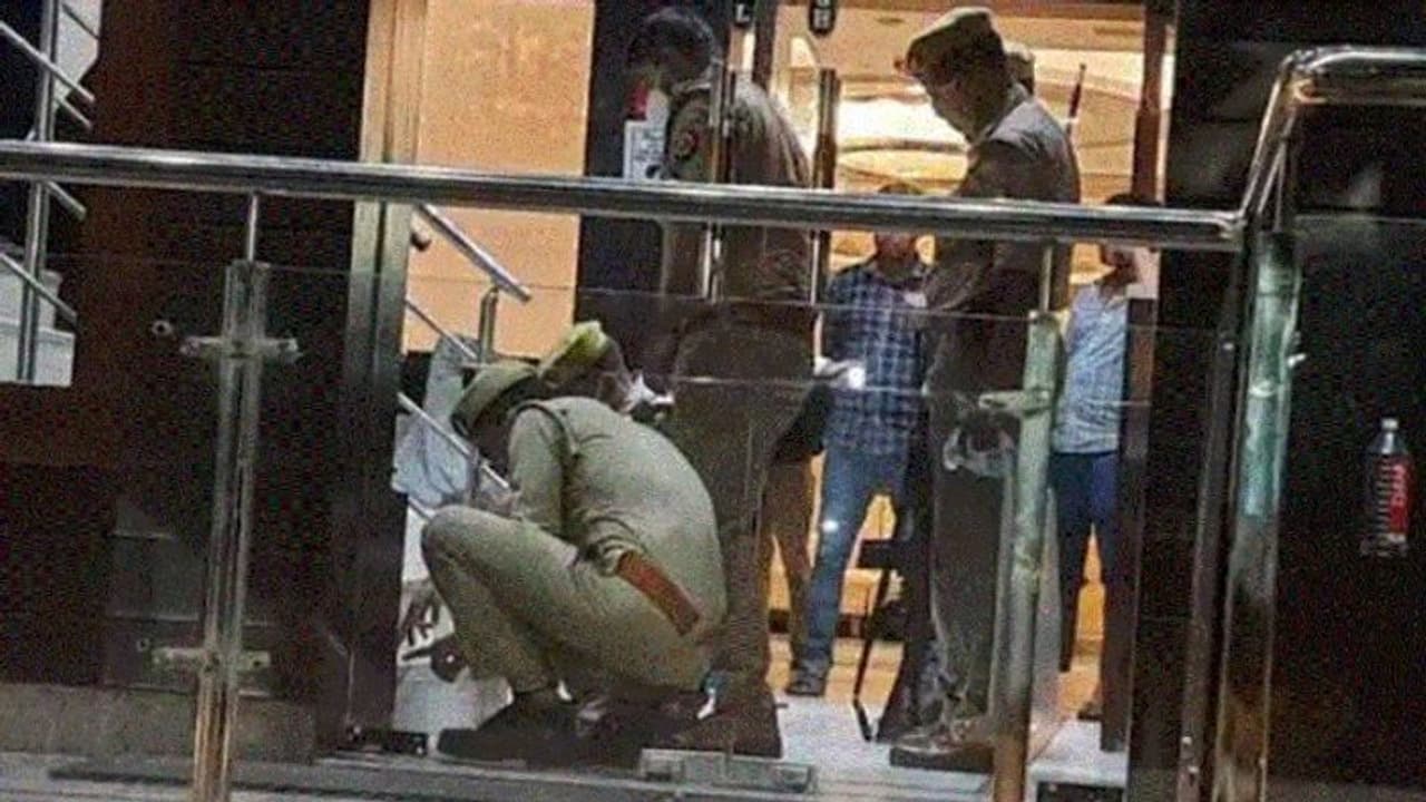 সিসিটিভি তেই কি মিলবে অপরাধীর খোঁজ ? ভবানীপুরের হাই সিকিউরিটি জোনে জোড়া খুন ভাবাচ্ছে গোয়েন্দাদের সিসিটিভি তেই কি মিলবে অপরাধীর খোঁজ ? ভবানীপুরের হাই সিকিউরিটি জোনে জোড়া খুন ভাবাচ্ছে গোয়েন্দাদের