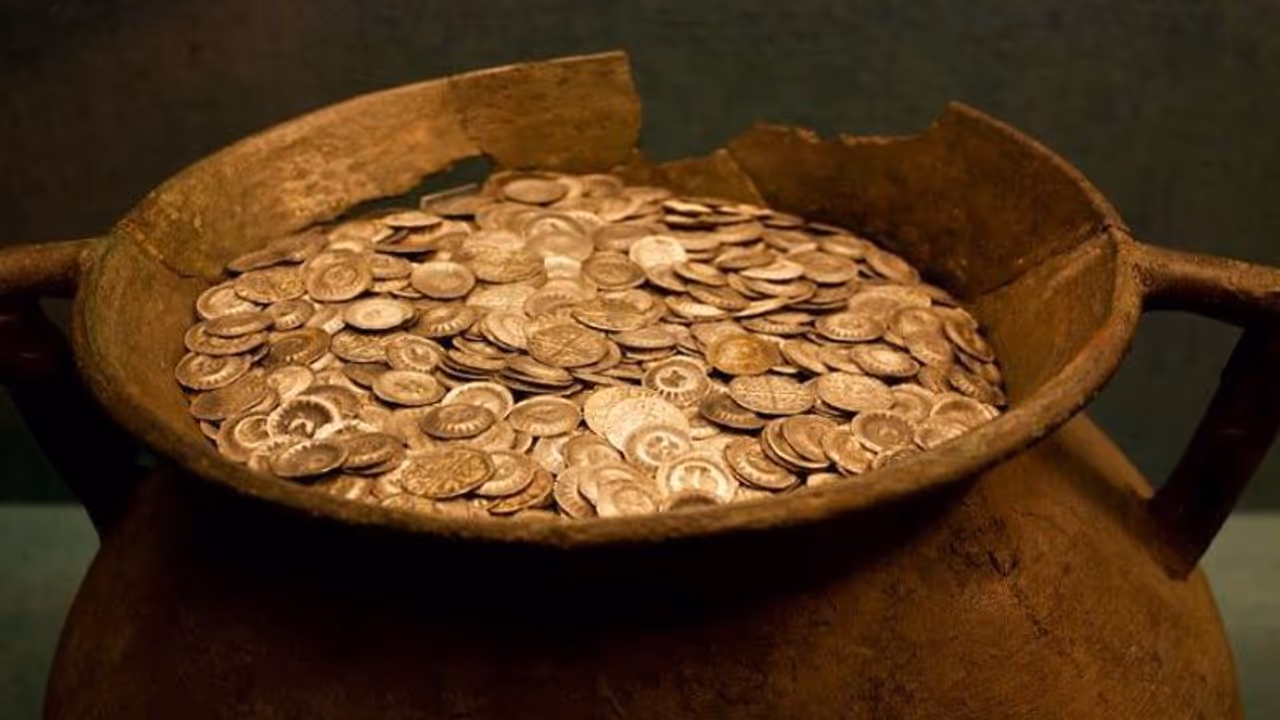 మా పుట్టింట్లో గుప్తనిధులు... పురావస్తు శాఖతో తవ్వకాలు జరపండి: పల్నాడు కలెక్టర్ ను కోరిన మహిళ మా పుట్టింట్లో గుప్తనిధులు... పురావస్తు శాఖతో తవ్వకాలు జరపండి: పల్నాడు కలెక్టర్ ను కోరిన మహిళ