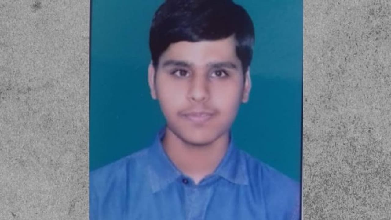 RBSE 12th Arts Result 2022: आंखों से देख नहीं सकते सीकर के मोहित शर्मा, घर से ही पढ़ाई कर हासिल किए 96.80% अंक RBSE 12th Arts Result 2022: आंखों से देख नहीं सकते सीकर के मोहित शर्मा, घर से ही पढ़ाई कर हासिल किए 96.80% अंक