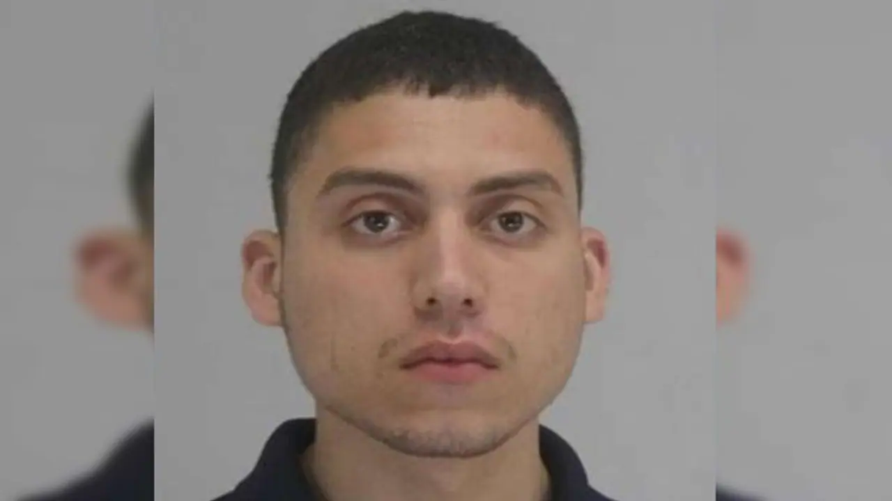 हो गया सत्यानाश ! पहले गर्लफ्रेंड से लड़ाई, फिर म्यूजियम में घुसकर गुस्से में तोड़ डाली 40 करोड़ की मुर्तियां हो गया सत्यानाश ! पहले गर्लफ्रेंड से लड़ाई, फिर म्यूजियम में घुसकर गुस्से में तोड़ डाली 40 करोड़ की मुर्तियां