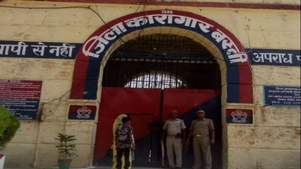 बस्ती: जेल में पिटाई से बंदी की हुई मौत, प्रशासन ने जेल अधीक्षक को किया निलंबित, हत्या का मुकदमा भी दर्ज बस्ती: जेल में पिटाई से बंदी की हुई मौत, प्रशासन ने जेल अधीक्षक को किया निलंबित, हत्या का मुकदमा भी दर्ज