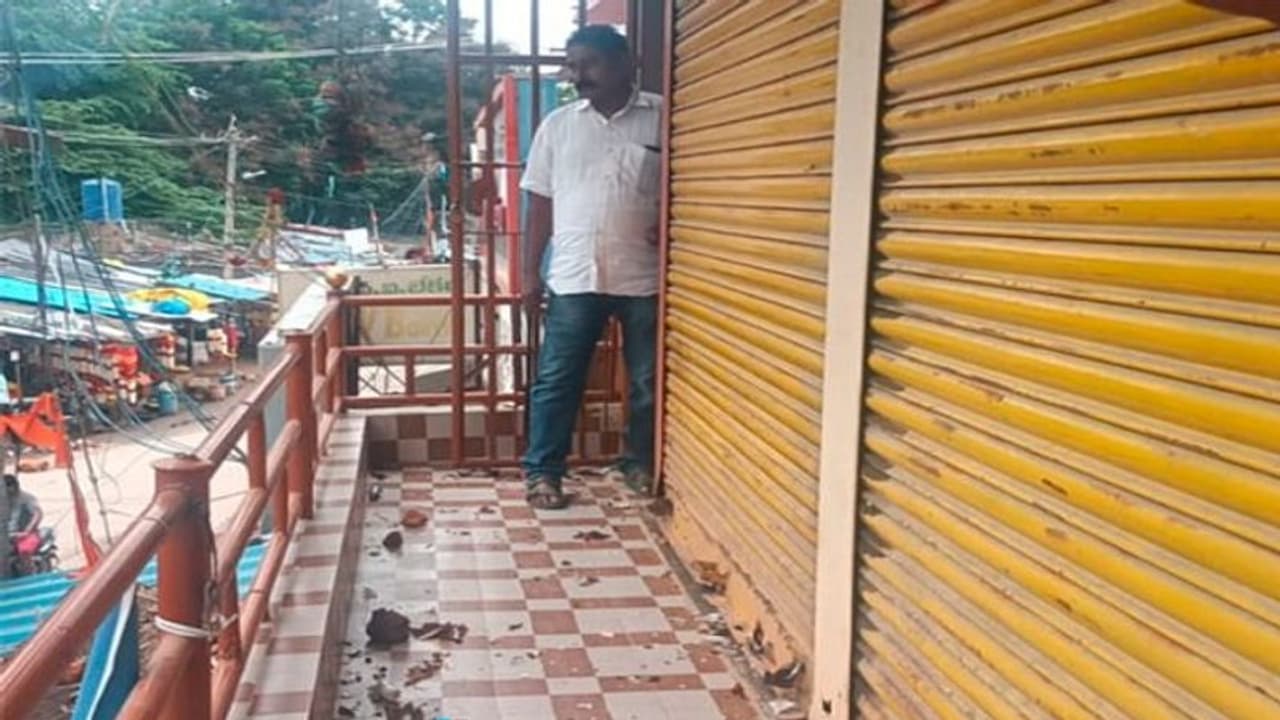 కుప్పంలో టీడీపీ నేత ఇంటిపై మద్యం బాటిళ్లు, రాళ్లతో దాడి.. వైసీపీ కార్యకర్తల పనే.. కుప్పంలో టీడీపీ నేత ఇంటిపై మద్యం బాటిళ్లు, రాళ్లతో దాడి.. వైసీపీ కార్యకర్తల పనే..