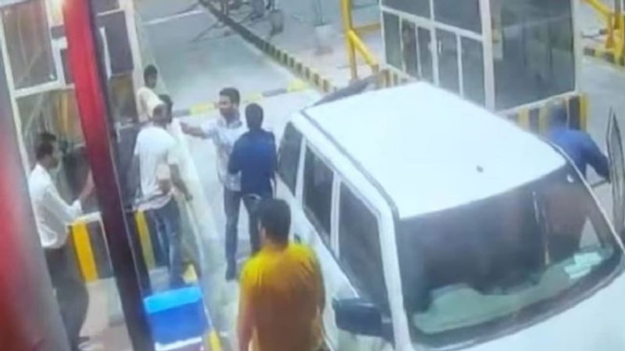 एसओजी सिपाहियों ने टोल कर्मियों पर ताने हथियार, टोल टैक्स मांगने पर दिया इस घटना को अंजाम एसओजी सिपाहियों ने टोल कर्मियों पर ताने हथियार, टोल टैक्स मांगने पर दिया इस घटना को अंजाम
