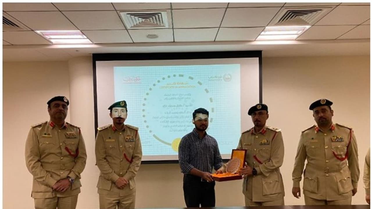 ലിഫ്റ്റില് നിന്ന് കളഞ്ഞുകിട്ടിയത് രണ്ട് കോടി; പ്രവാസി ഇന്ത്യക്കാരന്റെ സത്യസന്ധതയെ അഭിനന്ദിച്ച് ദുബൈ പൊലീസ് ലിഫ്റ്റില് നിന്ന് കളഞ്ഞുകിട്ടിയത് രണ്ട് കോടി; പ്രവാസി ഇന്ത്യക്കാരന്റെ സത്യസന്ധതയെ അഭിനന്ദിച്ച് ദുബൈ പൊലീസ്