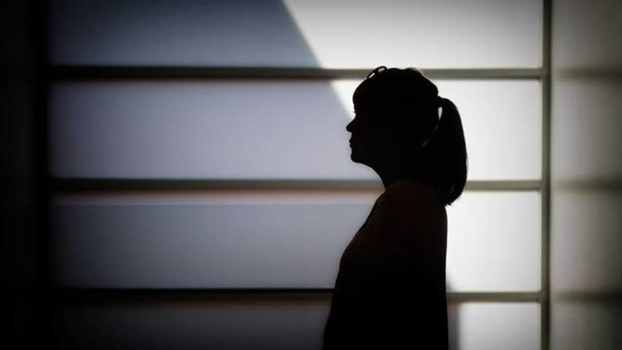 உஷார்.. எப்படி எப்படியெல்லாம் ஆசை தூண்டுறாங்க பாருங்க.. 2 கோடிக்கு ஆசைப்பட்டு ரூ. 8 லட்சத்தை இழந்த இளம்பெண்.. உஷார்.. எப்படி எப்படியெல்லாம் ஆசை தூண்டுறாங்க பாருங்க.. 2 கோடிக்கு ஆசைப்பட்டு ரூ. 8 லட்சத்தை இழந்த இளம்பெண்..