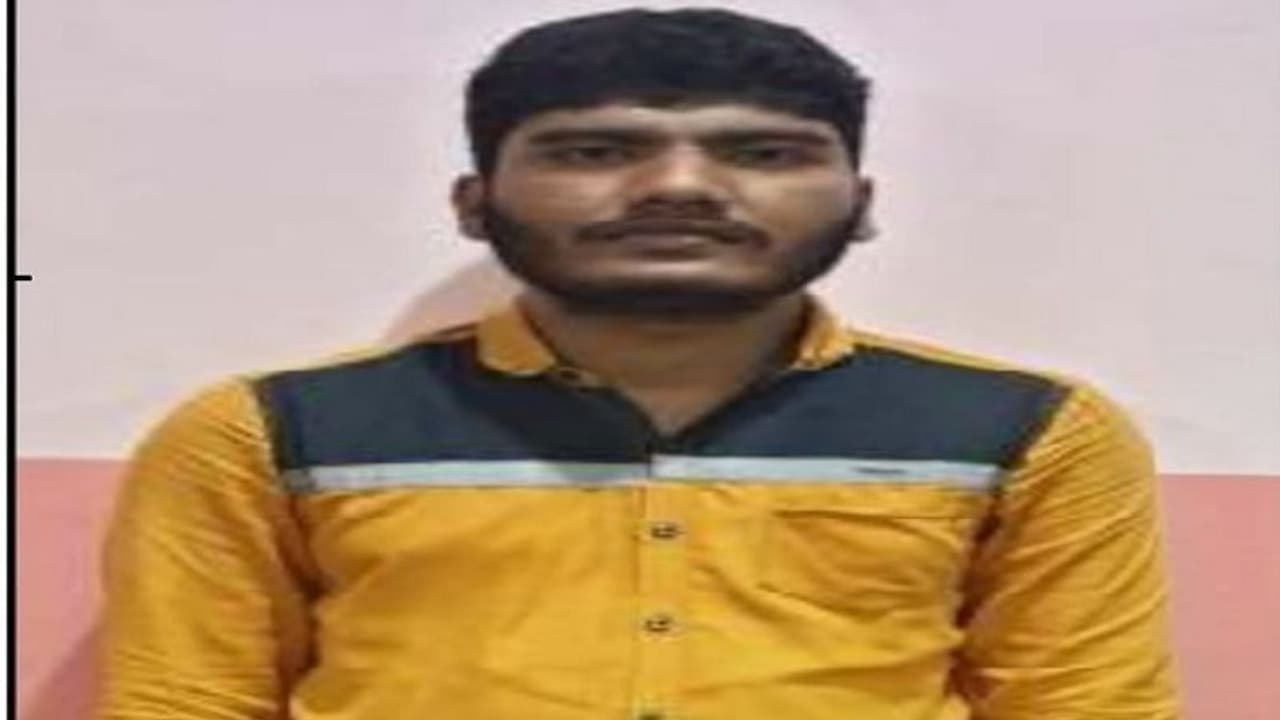 तीन भाषाओं में मैसेज भेजकर आरएसएस कार्यालयों को बम से उड़ाने की धमकी, आरोपी गिरफ्तार तीन भाषाओं में मैसेज भेजकर आरएसएस कार्यालयों को बम से उड़ाने की धमकी, आरोपी गिरफ्तार