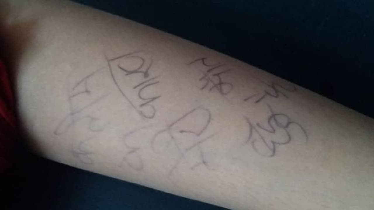 कौशांबी: कलाई पर युवक की शर्मनाक हरकत का खुलासा कर किशोरी ने लगाई फांसी, हुई मौत कौशांबी: कलाई पर युवक की शर्मनाक हरकत का खुलासा कर किशोरी ने लगाई फांसी, हुई मौत