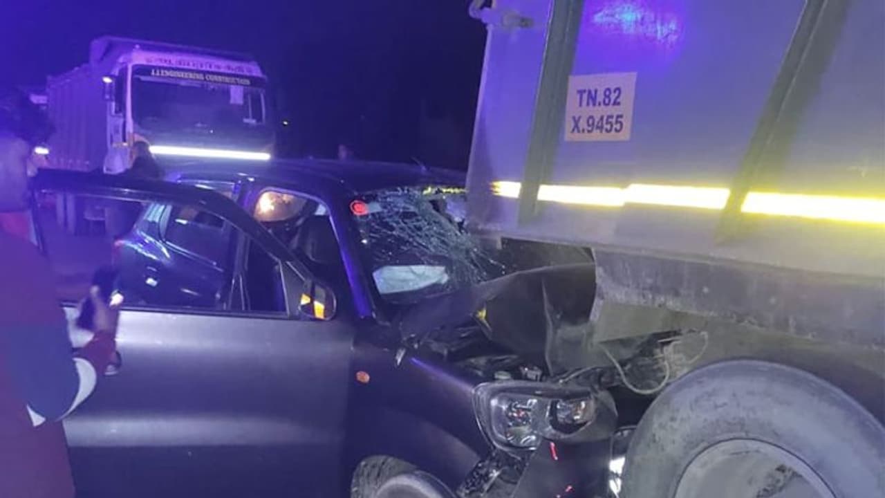 திருத்தணி முருகன் கோவிலுக்கு சென்றுவிட்டு திரும்பியபோது கார் விபத்து.. 3 பேர் உடல்நசுங்கி பலி..5 பேர் படுகாயம்