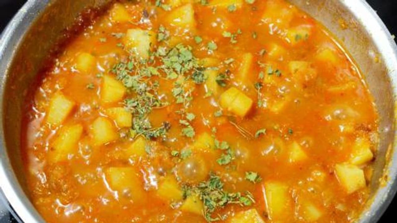 എന്നും ഉരുളക്കിഴങ്ങ് കറി; ഭക്ഷണത്തേച്ചൊല്ലി പരാതിയുമായി വിദ്യാര്ത്ഥികള്, തള്ളിമാറ്റി പ്രിന്സിപ്പല് എന്നും ഉരുളക്കിഴങ്ങ് കറി; ഭക്ഷണത്തേച്ചൊല്ലി പരാതിയുമായി വിദ്യാര്ത്ഥികള്, തള്ളിമാറ്റി പ്രിന്സിപ്പല്