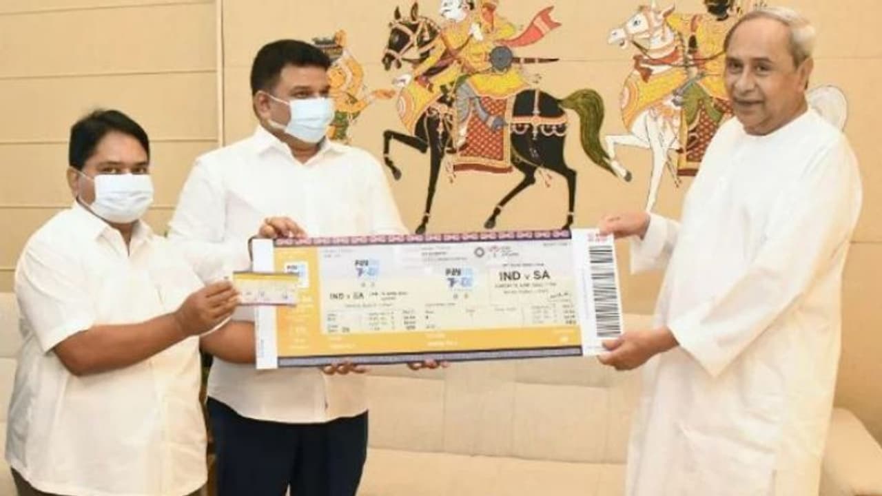 కటక్ టీ20కి తొలి టికెట్ కొన్న ఒడిశా సీఎం.. ప్రత్యేక ఆకర్షణగా పట్నాయక్ కటక్ టీ20కి తొలి టికెట్ కొన్న ఒడిశా సీఎం.. ప్రత్యేక ఆకర్షణగా పట్నాయక్