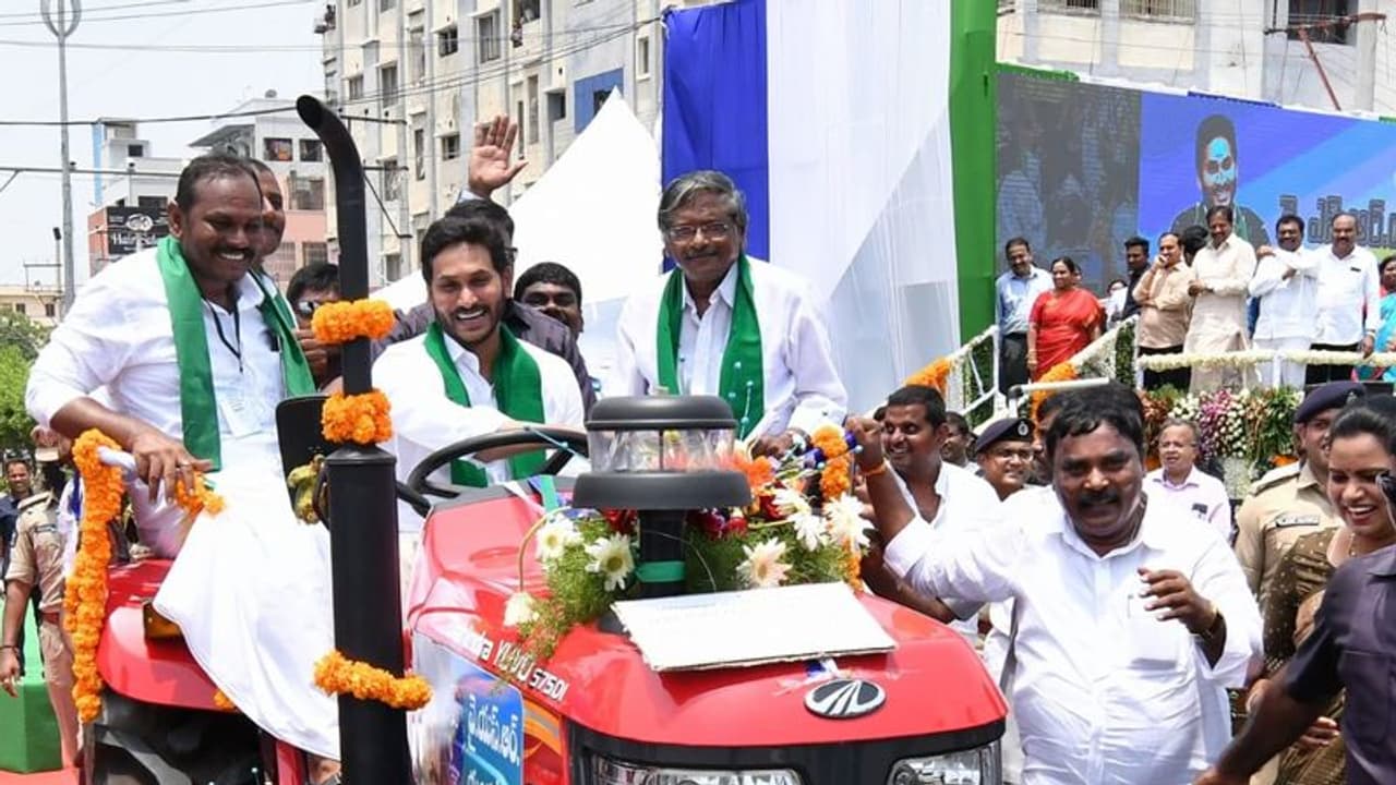 YSR Yantra Seva Scheme: వైఎస్ఆర్ యంత్ర సేవా పథకం ప్రారంభం.. ట్రాక్టర్లను పంపిణీ చేసిన సీఎం జగన్ YSR Yantra Seva Scheme: వైఎస్ఆర్ యంత్ర సేవా పథకం ప్రారంభం.. ట్రాక్టర్లను పంపిణీ చేసిన సీఎం జగన్