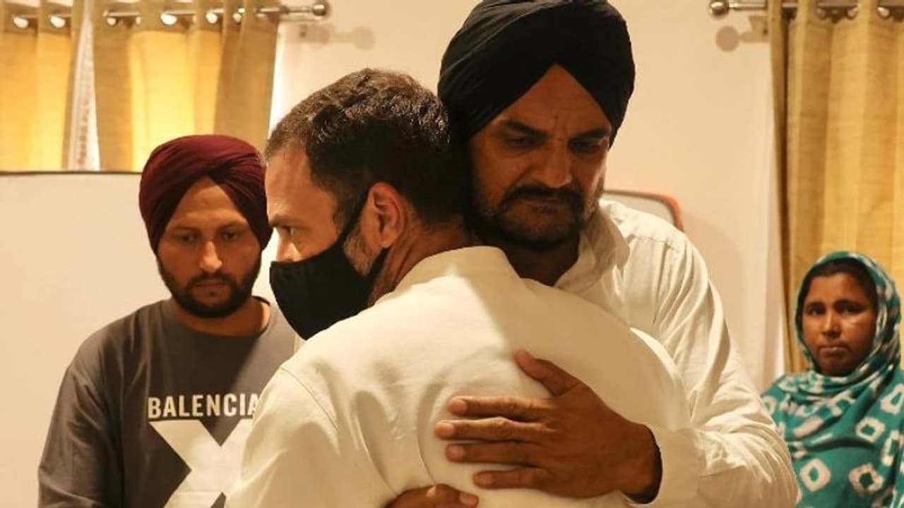 दुख की घड़ी में हम साथ हैं : मूसेवाला की फैमिली से मिले राहुल गांधी, शोक जताया, पिता बलकौर सिंह के पोंछे आंसू दुख की घड़ी में हम साथ हैं : मूसेवाला की फैमिली से मिले राहुल गांधी, शोक जताया, पिता बलकौर सिंह के पोंछे आंसू