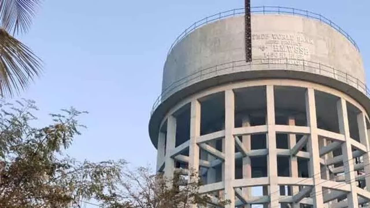 ఖమ్మం: వాటర్ ట్యాంకులో జారిపడ్డ మున్సిపల్ కార్మికుడు.. 3 గంటలుగా రెస్క్యూ ఆపరేషన్ ఖమ్మం: వాటర్ ట్యాంకులో జారిపడ్డ మున్సిపల్ కార్మికుడు.. 3 గంటలుగా రెస్క్యూ ఆపరేషన్