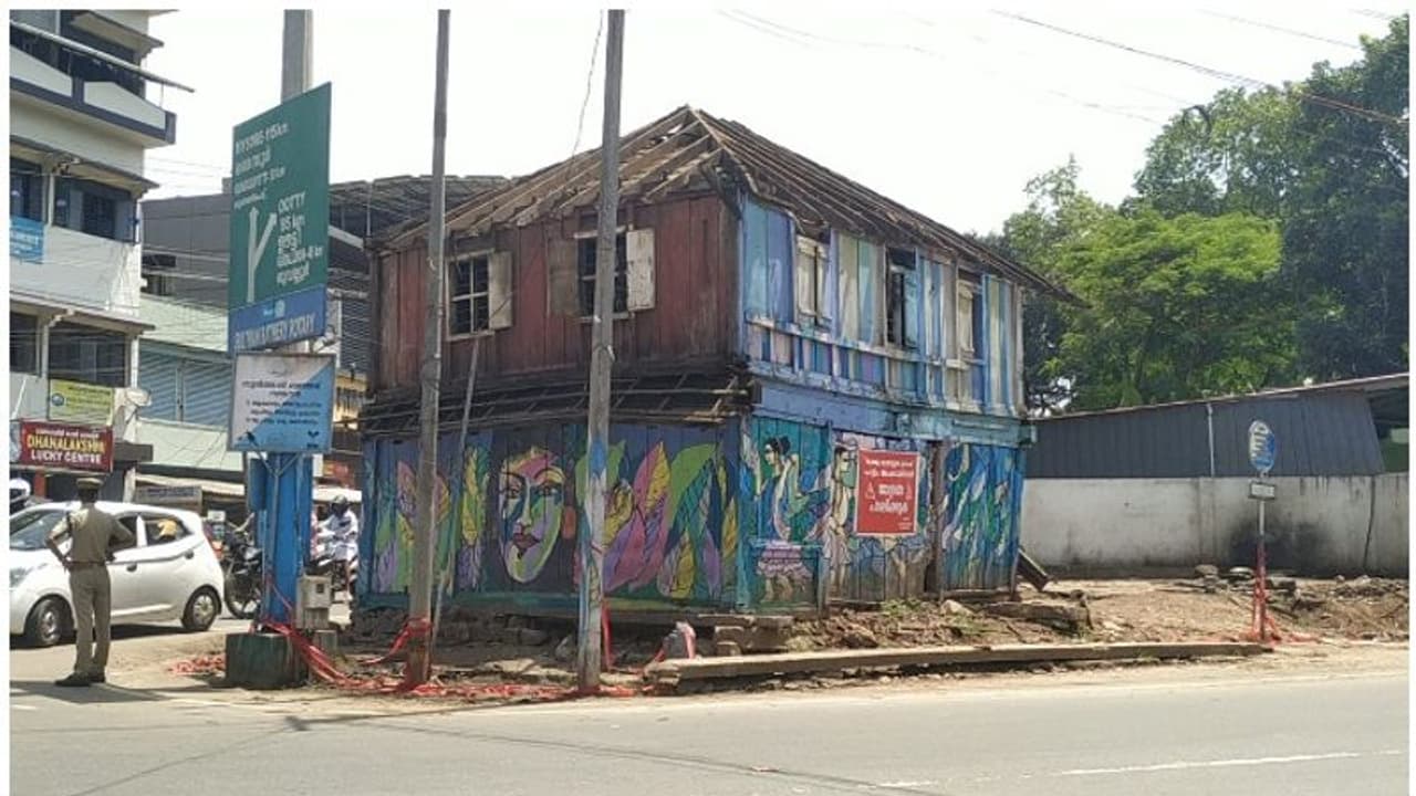 ഒടുവില് ഓര്മ്മയാകുന്നു; സുല്ത്താന് ബത്തേരി നഗരഹൃദയത്തിലെ ആ 'മരക്കെട്ടിടം' ഒടുവില് ഓര്മ്മയാകുന്നു; സുല്ത്താന് ബത്തേരി നഗരഹൃദയത്തിലെ ആ 'മരക്കെട്ടിടം'