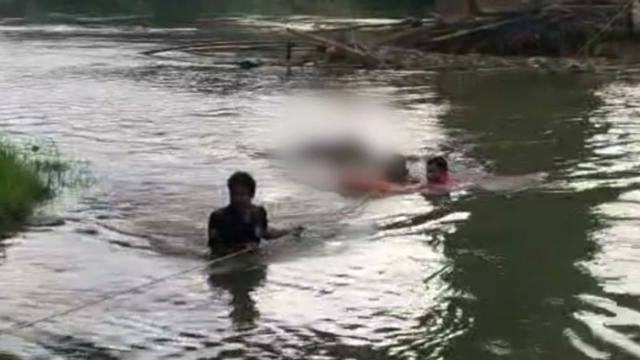 ദിവസങ്ങൾക്ക് മുൻപ് മീനച്ചിലാറ്റിൽ കാണാതായ വയോധികയുടെ മൃതദേഹം കണ്ടെത്തി ദിവസങ്ങൾക്ക് മുൻപ് മീനച്ചിലാറ്റിൽ കാണാതായ വയോധികയുടെ മൃതദേഹം കണ്ടെത്തി