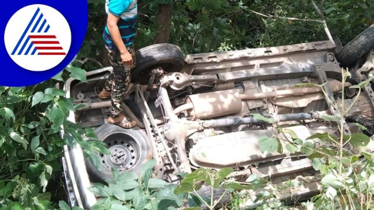 Charmadi Ghatನಲ್ಲಿ 20 ಅಡಿ ಕಂದಕಕ್ಕೆ ಬಿದ್ದ ಇನೋವಾ ಕಾರು, 5 ಮಂದಿ ಪಾರು Charmadi Ghatನಲ್ಲಿ 20 ಅಡಿ ಕಂದಕಕ್ಕೆ ಬಿದ್ದ ಇನೋವಾ ಕಾರು, 5 ಮಂದಿ ಪಾರು