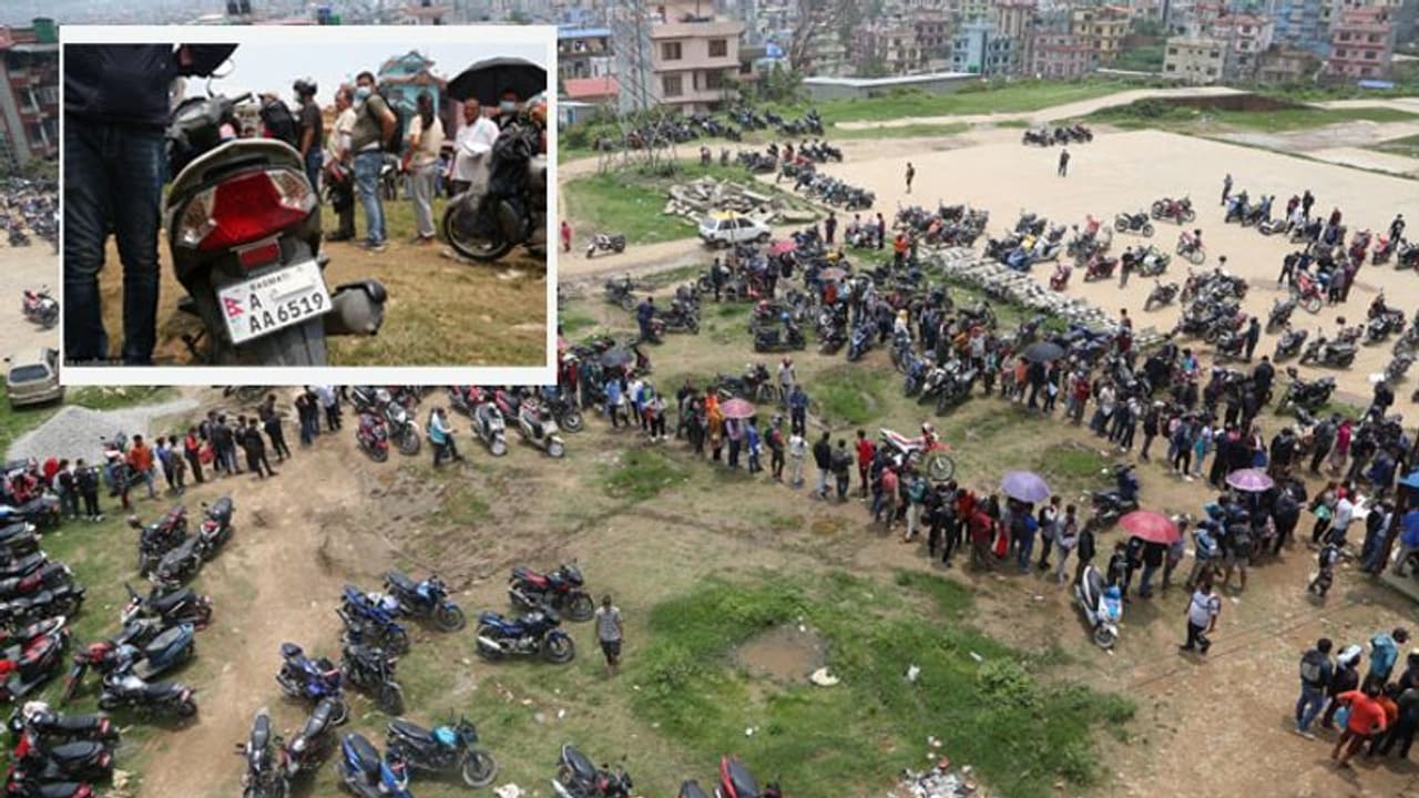 ये तस्वीर नेपाल की है, जहां व्हीकल्स पर माइक्रोचिप वाली खास नंबर प्लेट लगवाने लगी है ये लाइन, जानिए पूरा माजरा ये तस्वीर नेपाल की है, जहां व्हीकल्स पर माइक्रोचिप वाली खास नंबर प्लेट लगवाने लगी है ये लाइन, जानिए पूरा माजरा