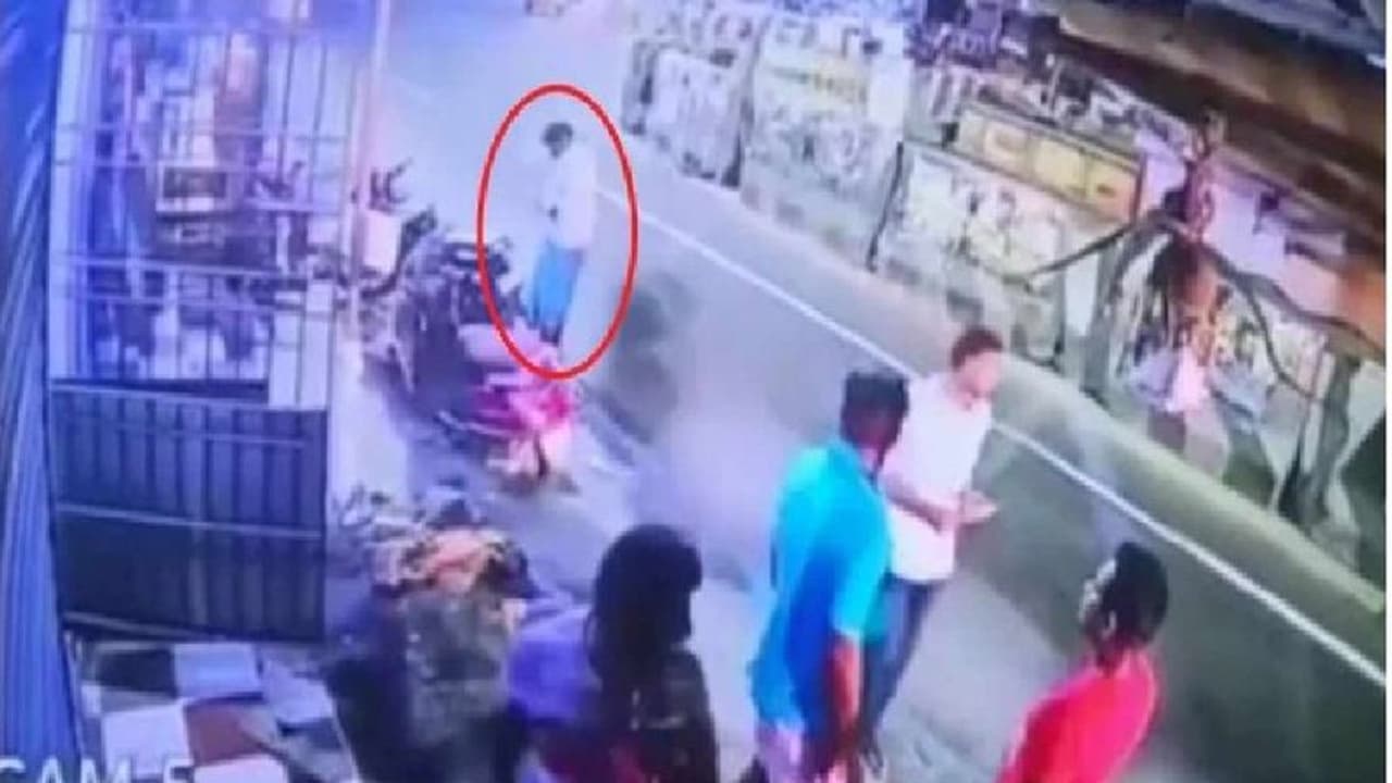 ರಸ್ತೆ ಬದಿ ನಿಂತಿದ್ದಾತನ ಮೇಲೆ ಎರಗಿದ ಟಯರ್, ಕ್ಷಣಾರ್ಧದಲ್ಲಿ ಪ್ರಾಣ ಬಿಟ್ಟ ದಾರಿಹೋಕ!