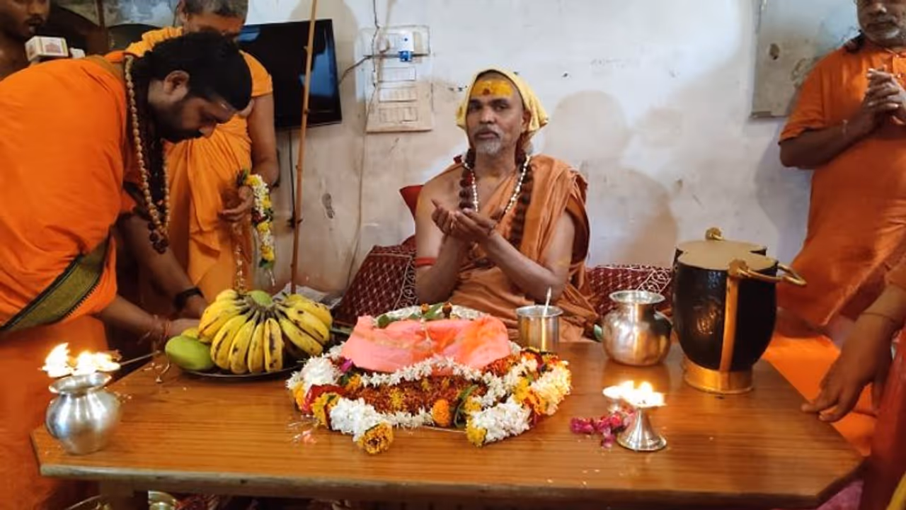ज्योतिष पीठ के शंकराचार्य स्वामी अविमुक्तेश्वरानंद के पट्टाभिषेक में अखाड़ा परिषद भी कूदा, संतों का आह्वान...