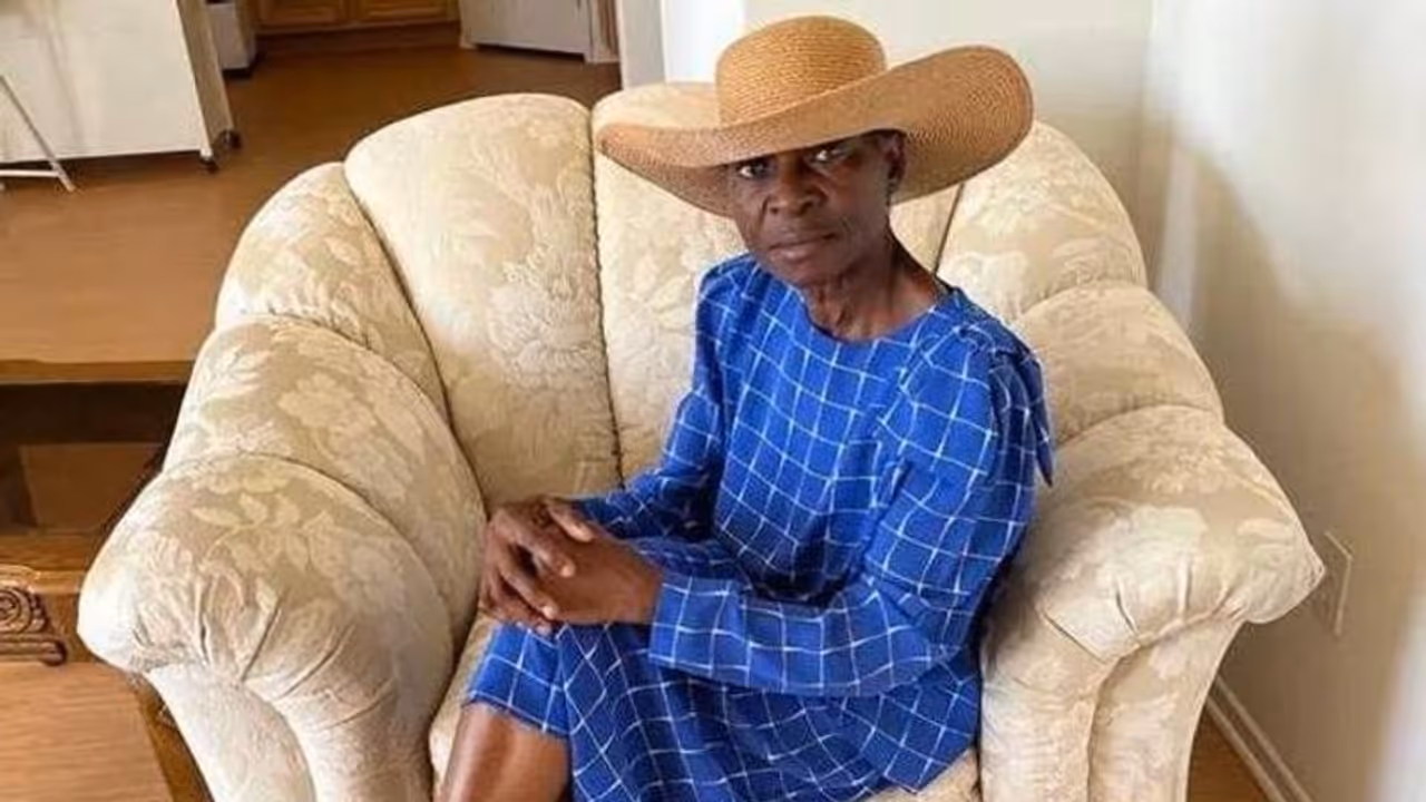  ഓൺലൈനിൽ സൗജന്യമായി കിട്ടിയ സോഫയ്ക്കടയിൽ ഒളിച്ചിരുന്നത് 27 ലക്ഷം!