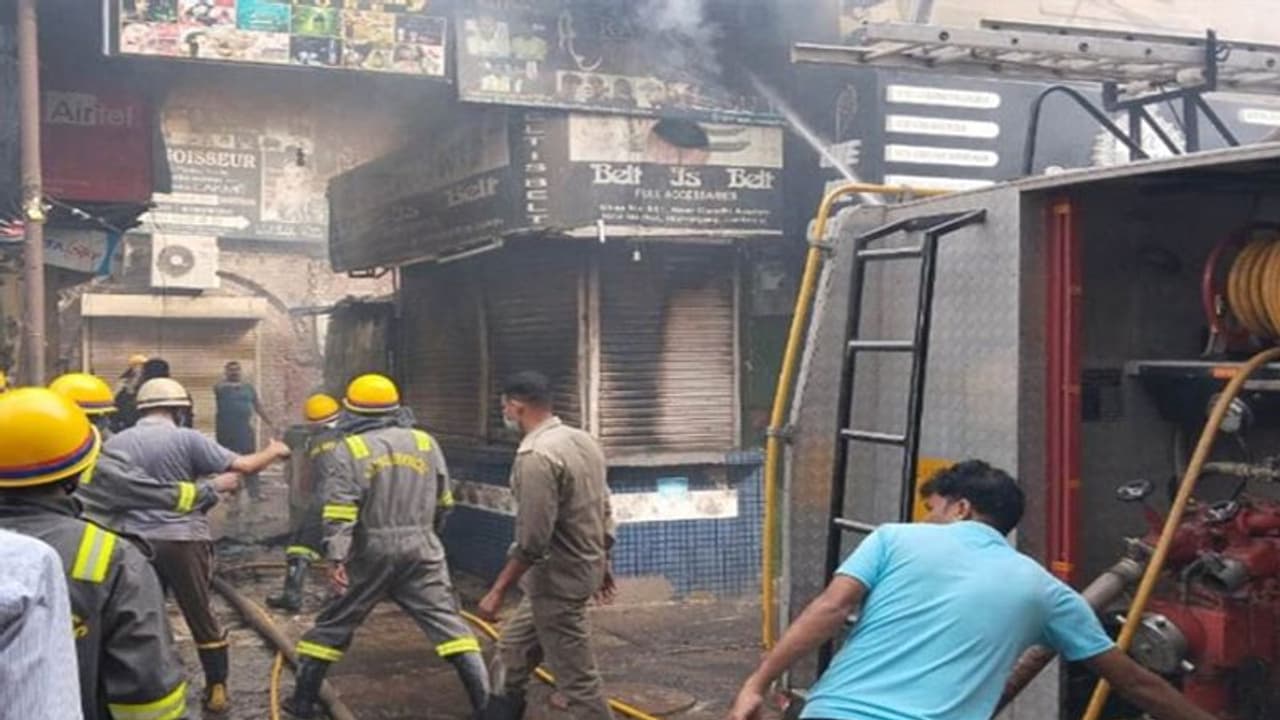 लखनऊ के हजरतगंज इलाके में लगी भीषण आग, देखते ही देखते धूं धूं कर के जलने लगी कई दुकानें लखनऊ के हजरतगंज इलाके में लगी भीषण आग, देखते ही देखते धूं धूं कर के जलने लगी कई दुकानें