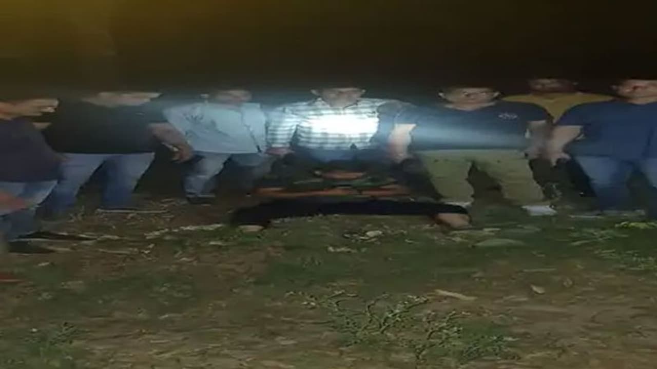 गो तस्करों ने कर दी पुलिस पर फायरिंग, सिपाही के बाजू में लगी गोली, इंस्पेक्टर की बची जान