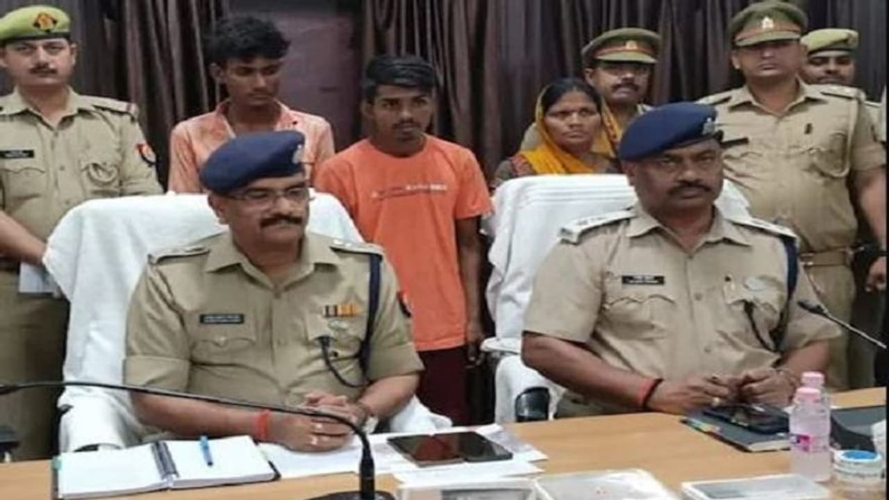 दूसरे लड़कों से करती थी बात तो प्रेमी ने गैंगरेप के बाद कर दी हत्या, सीसीटीवी ने उठाया घटना से पर्दा दूसरे लड़कों से करती थी बात तो प्रेमी ने गैंगरेप के बाद कर दी हत्या, सीसीटीवी ने उठाया घटना से पर्दा