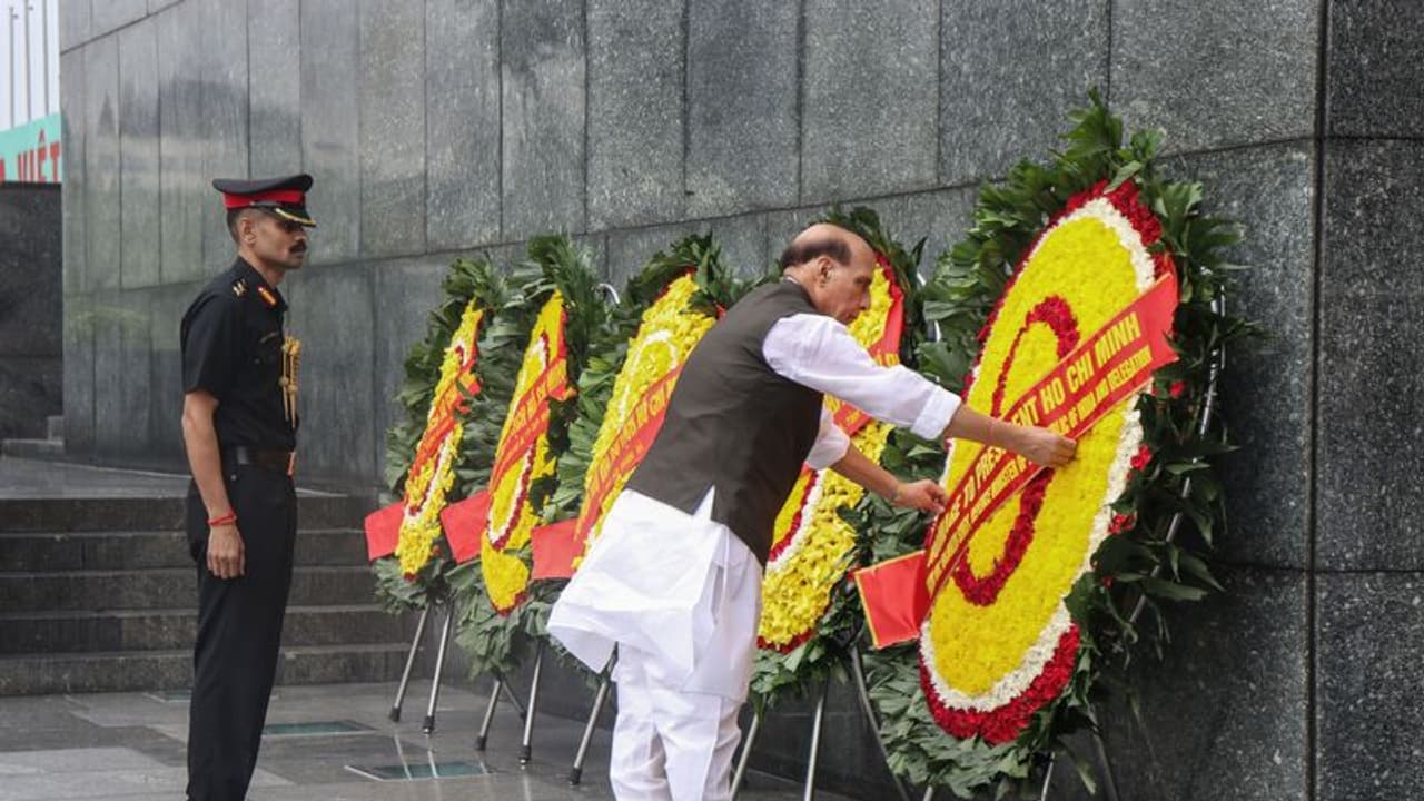 हिंद प्रशांत क्षेत्र में चीन की दादागीरी पर लगेगी लगाम, भारत वियतनाम साथ आए, तीन दिनी दौरे पर हैं राजनाथ सिंह हिंद प्रशांत क्षेत्र में चीन की दादागीरी पर लगेगी लगाम, भारत वियतनाम साथ आए, तीन दिनी दौरे पर हैं राजनाथ सिंह