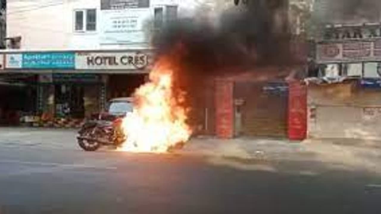 திடீரென்று தீப்பிடித்து எரிந்த ”ராயல் என்ஃபீல்டு பைக்”.. நல்வாய்ப்பாக உயிர் தப்பிய வாகன ஓட்டி..பரபரப்பு காட்சி