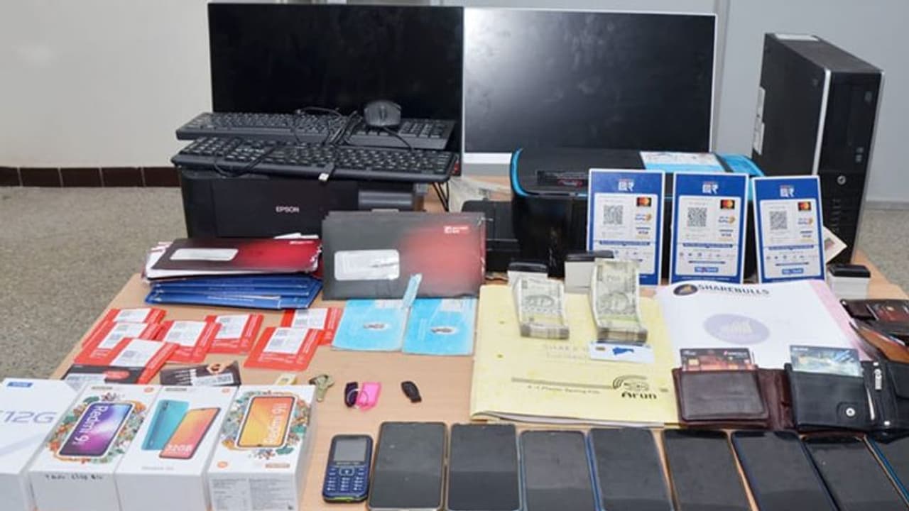 आपके नाम पर भी हो सकता है फर्जी सिम, हो सकता है ठग कर रहे हो इस्तेमाल, ऐसे जाने आपकी ID पर कितने नंबर है चालू आपके नाम पर भी हो सकता है फर्जी सिम, हो सकता है ठग कर रहे हो इस्तेमाल, ऐसे जाने आपकी ID पर कितने नंबर है चालू