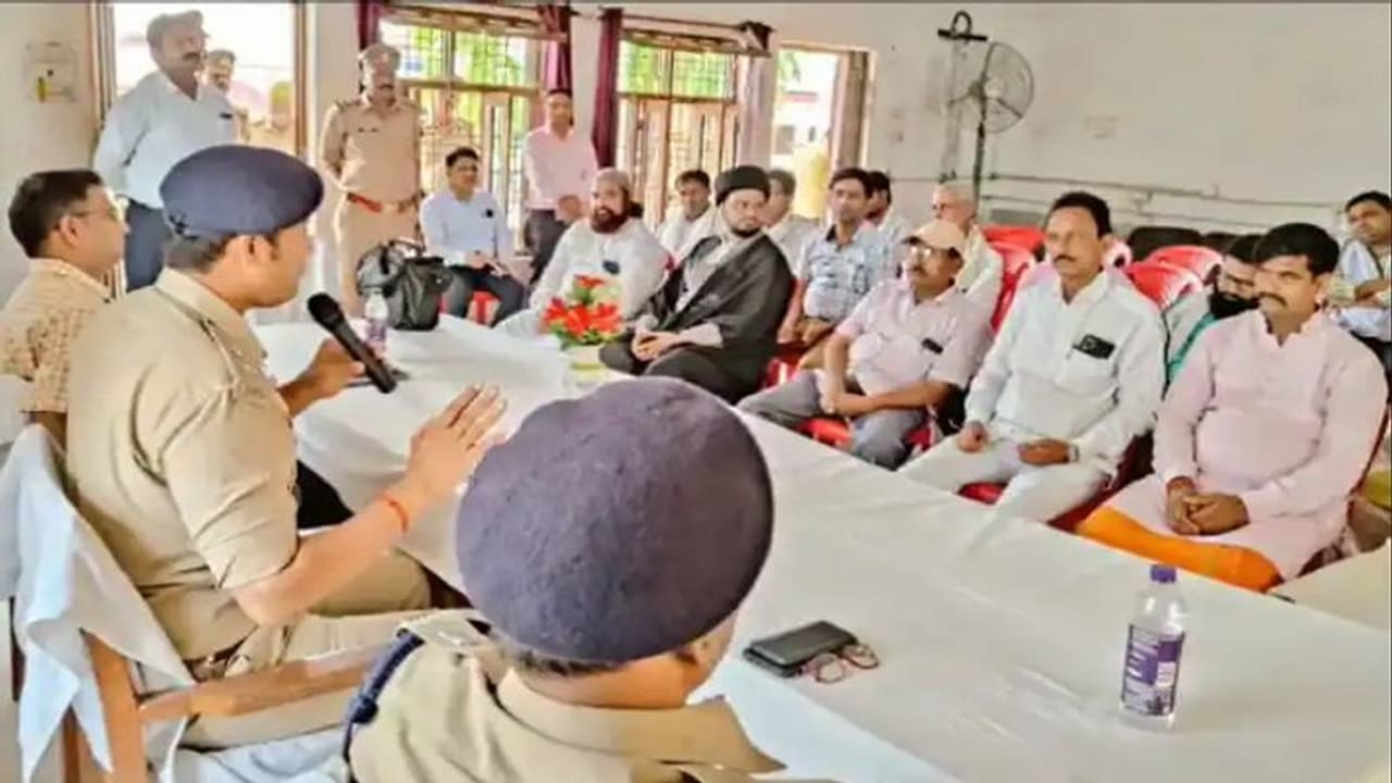 कानपुर हिंसा के बाद एक्टिव मोड में गोंडा पुलिस,सोशल मीडिया पर फेक न्यूज़ देने वालों पर कसा शिकंजा कानपुर हिंसा के बाद एक्टिव मोड में गोंडा पुलिस,सोशल मीडिया पर फेक न्यूज़ देने वालों पर कसा शिकंजा