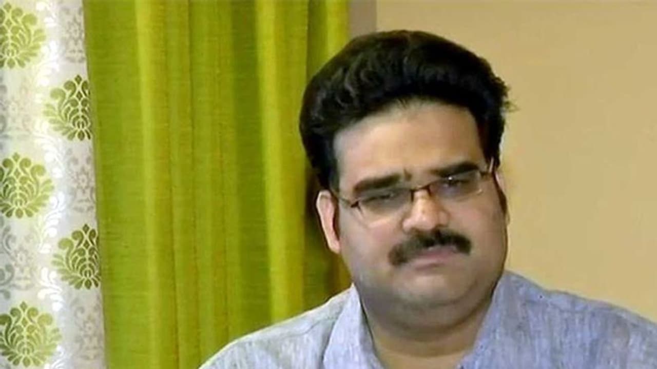 ఏపీ అప్పులు రూ.8 లక్షల కోట్ల పైనే.. నిధులిచ్చినా వాడుకోలేని అసమర్ధ ప్రభుత్వం: లంకా దినకర్ ఏపీ అప్పులు రూ.8 లక్షల కోట్ల పైనే.. నిధులిచ్చినా వాడుకోలేని అసమర్ధ ప్రభుత్వం: లంకా దినకర్