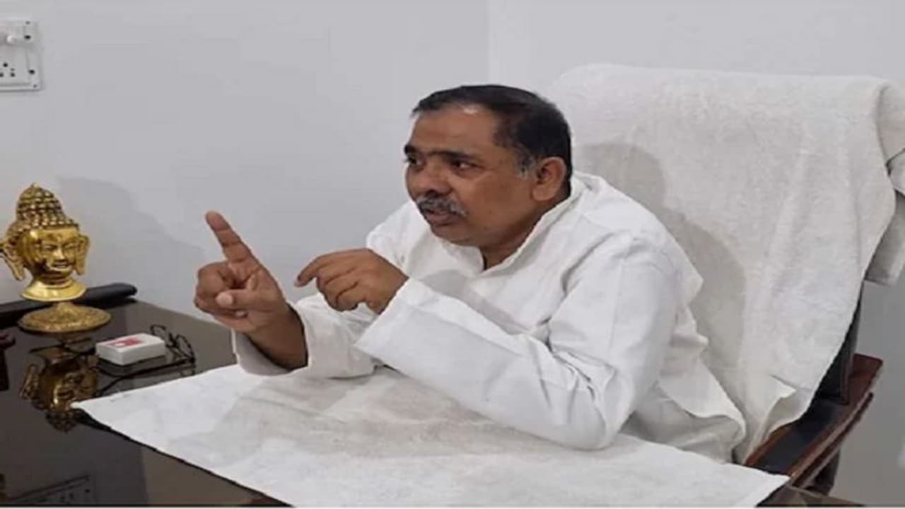 यूपी में महान दल ने सपा से तोड़ा नाता, बोले चाटुकारों से घिरे हैं अखिलेश यादव यूपी में महान दल ने सपा से तोड़ा नाता, बोले चाटुकारों से घिरे हैं अखिलेश यादव