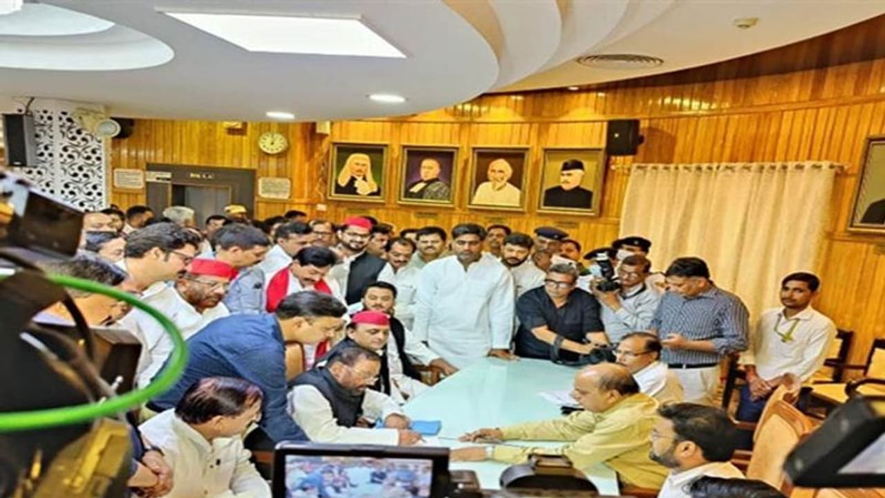 विधान परिषद चुनाव के लिए सपा से स्वामी प्रसाद मौर्य सहित चार लोगों ने किया नामांकन विधान परिषद चुनाव के लिए सपा से स्वामी प्रसाद मौर्य सहित चार लोगों ने किया नामांकन