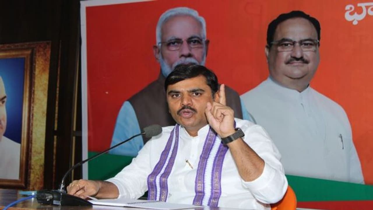 తెరపైకి ప్రత్యేక ఉత్తరాంధ్ర రాష్ట్రం డిమాండ్ .. ధర్మాన అభిప్రాయమా, ప్రభుత్వ నిర్ణయమా: బీజేపీ నేత విష్ణువర్థన్ తెరపైకి ప్రత్యేక ఉత్తరాంధ్ర రాష్ట్రం డిమాండ్ .. ధర్మాన అభిప్రాయమా, ప్రభుత్వ నిర్ణయమా: బీజేపీ నేత విష్ణువర్థన్